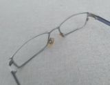  Gọng kính màu bạch kim EMPORIO ARMANI (Made in Italy). 
