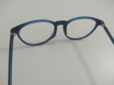  Gọng kính nữ màu xanh Police độ mới khoảng 96%. 