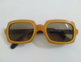  Kính râm cổ điển màu vàng cam thương hiệu Sol-amor hàng chục năm tuổi của Pháp. 