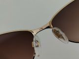  Kính râm gọng màu vàng tây mạ vàng thật 23k và gắn pha lê đá quý thương hiệu Daniel Swaroski (Độ mới khoảng 90%). 