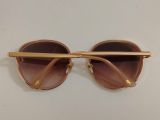  Kính râm màu hồng phớt tròng nâu gọng màu vàng tây thương hiệu Look Optical (Hàn Quốc). 