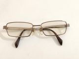  Gọng kính titanium màu vàng đồng nhạt thương hiệu Trussardi. 