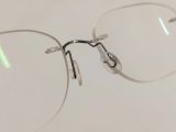  Gọng kính khoan 3 mảnh titanium màu bạch kim thương hiệu DUE (Nhật Bản). 
