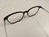 Gọng kính màu đen càng màu bạch kim thương hiệu Jins (Nhật Bản) 