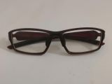  Gọng kính màu nâu dáng thể thao thương hiệu Jins Nhật Bản. 