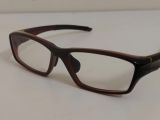 Gọng kính màu nâu dáng thể thao thương hiệu Jins Nhật Bản. 