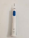  Bàn chải đánh răng điện màu xanh phối màu trắng Braun dạng sạc (Made in Germany). 