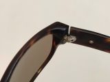  Kính râm thương hiệu Rayban dành cho người có khuôn mặt nhỏ nhắn. 