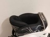  Patin màu đen Flying Eagle size 38 co giãn 42 (Tầm chân size 36 37 vẫn đi tốt)(Độ mới khoảng 90%). 