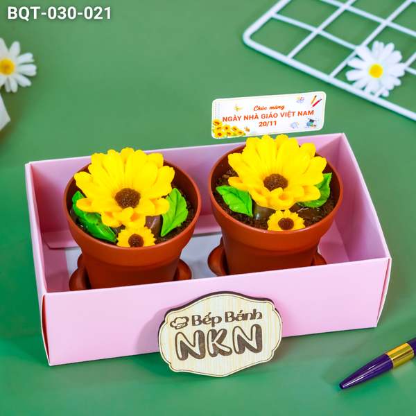  Hộp Bánh Quà Tặng 2 Chậu Hoa Hướng Dương Kèm Xẻng (BQT-030-021) 