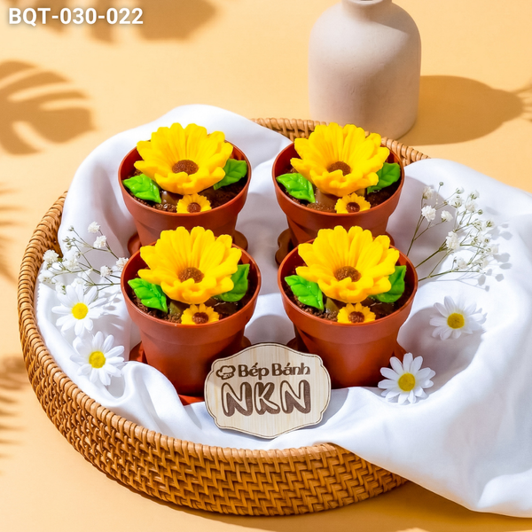  Hộp Bánh Quà Tặng 4 Chậu Hoa Hướng Dương Kèm Xẻng (BQT-030-022) 