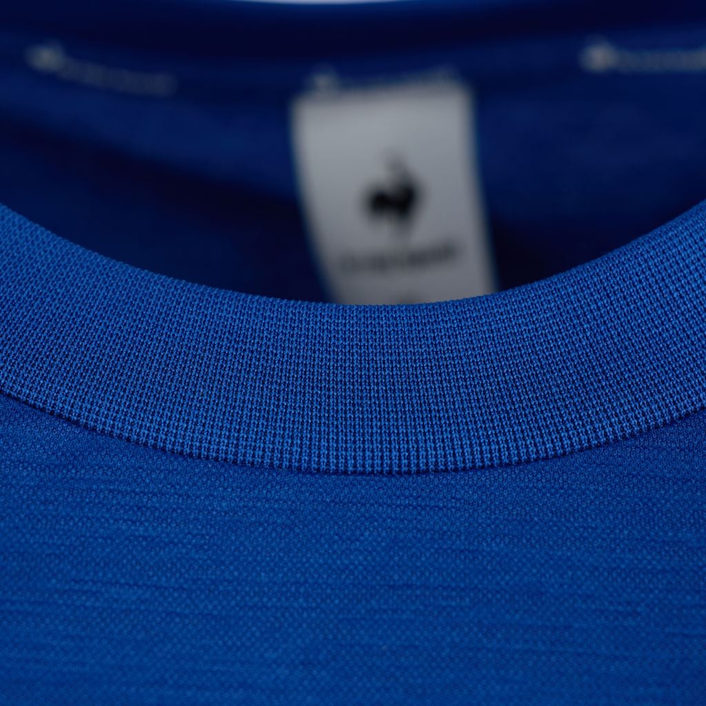 Logo tinh tế trên áo thun nam Le Coq QQ223TRS51 màu xanh