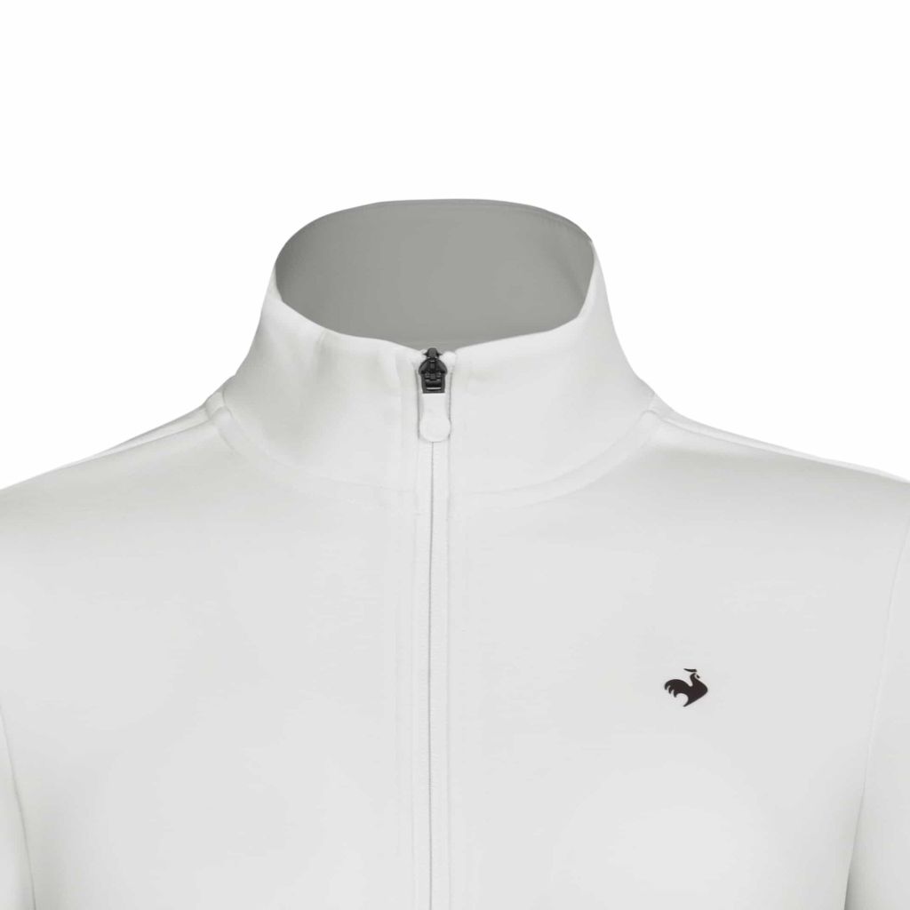 Áo khoác nỉ nữ trắng, logo gà trống thêu nổi, phối athleisure hiện đại.