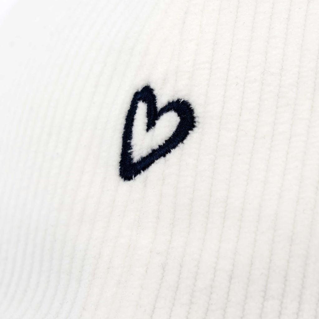 chi tiết logo và trái tim trên mũ Le Coq Sportif