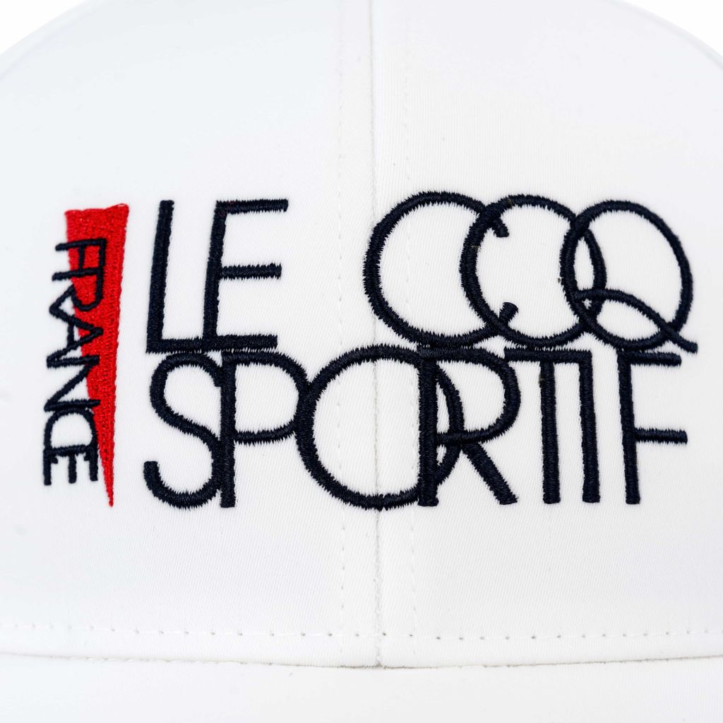 golfer đội mũ Le Coq Sportif LG5FCP06MV chơi golf mùa hè