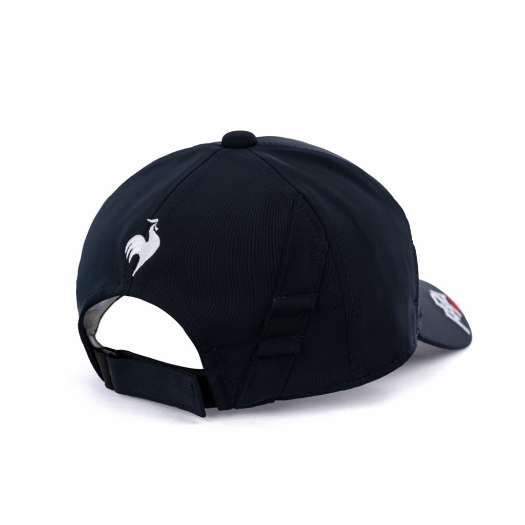 golfer đội mũ Le Coq Sportif chơi golf giữa trời nắng