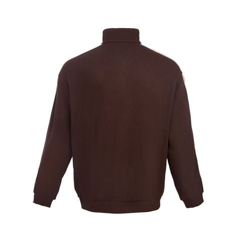 Chi tiết logo tam giác và dải vải Sunday Line trên áo cardigan Le Coq Sportif