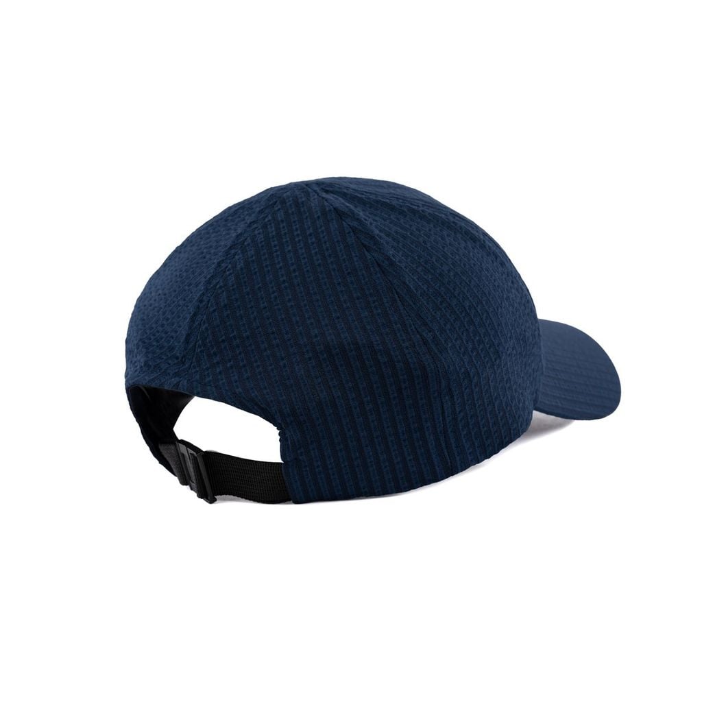 Chi tiết dải băng navy trắng trên mũ Le Coq Sportif nam LN5FCP13MV-NV00