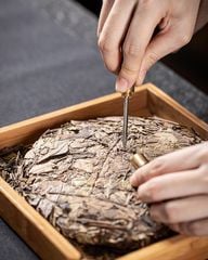 Kim châm trà: cây kim được làm bằng thép không rỉ, chắc chắn, cán bằng gỗ mun cao cấp dùng tách bánh trà phổ nhĩ