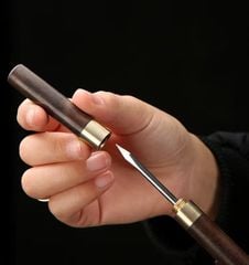 Kim châm trà: cây kim được làm bằng thép không rỉ, chắc chắn, cán bằng gỗ mun cao cấp dùng tách bánh trà phổ nhĩ