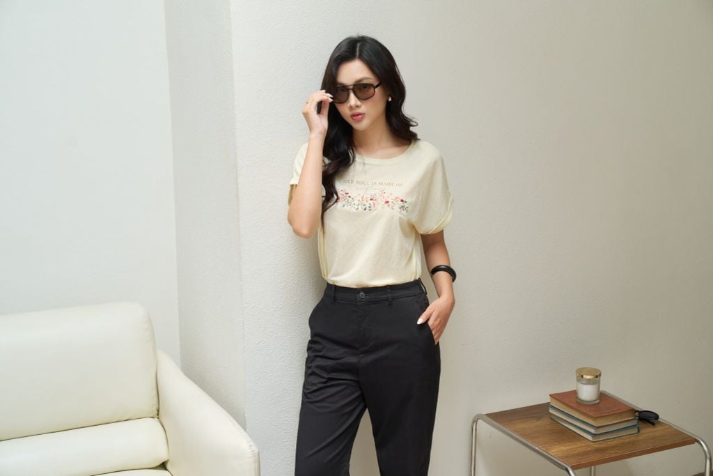 Áo thun tay ngắn họa tiết nữ Ninomaxx nhẹ, mịn và có độ rủ tự nhiên 2510025