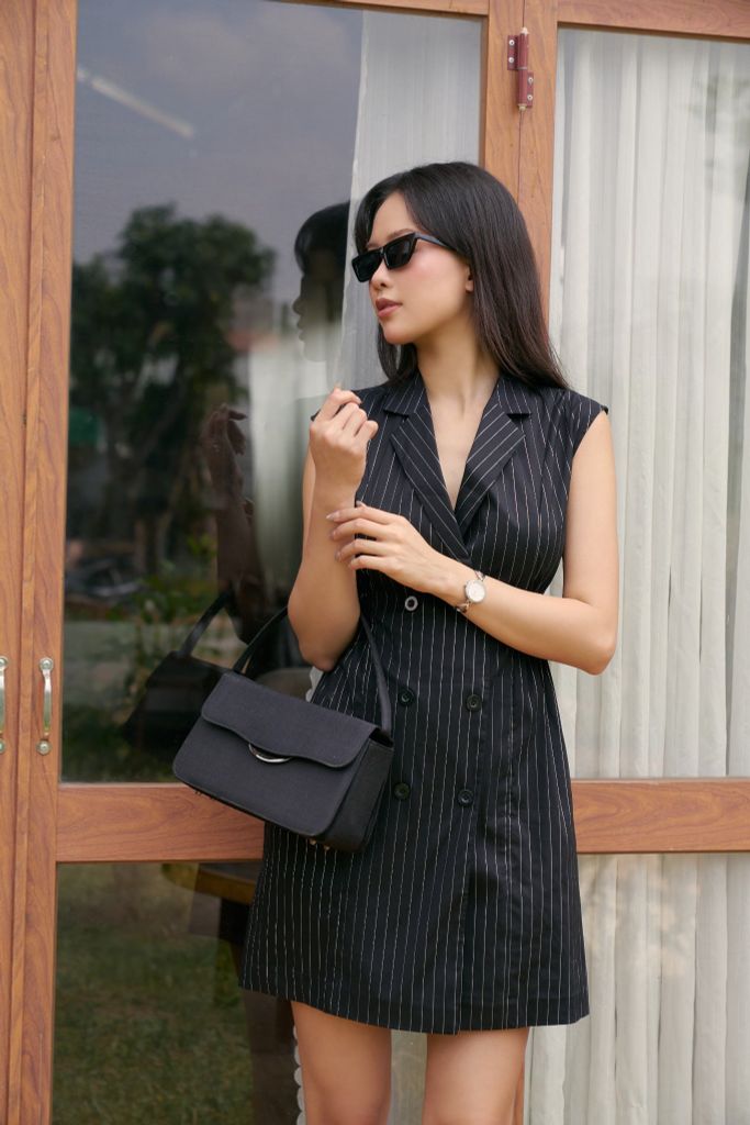 Đầm Nữ Dạng Cổ Vest Có Thun Ngang Eo Màu Đen Ninomaxx 2505026
