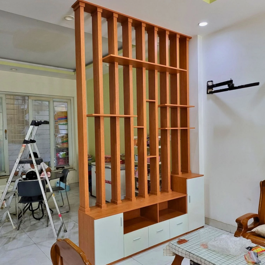 Vách ngăn phòng khách và bếp - Lam gỗ