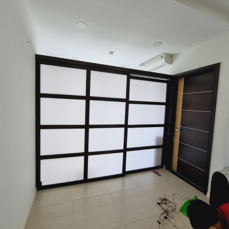 Vách ngăn phòng cửa lùa - khung gỗ Mica đục
