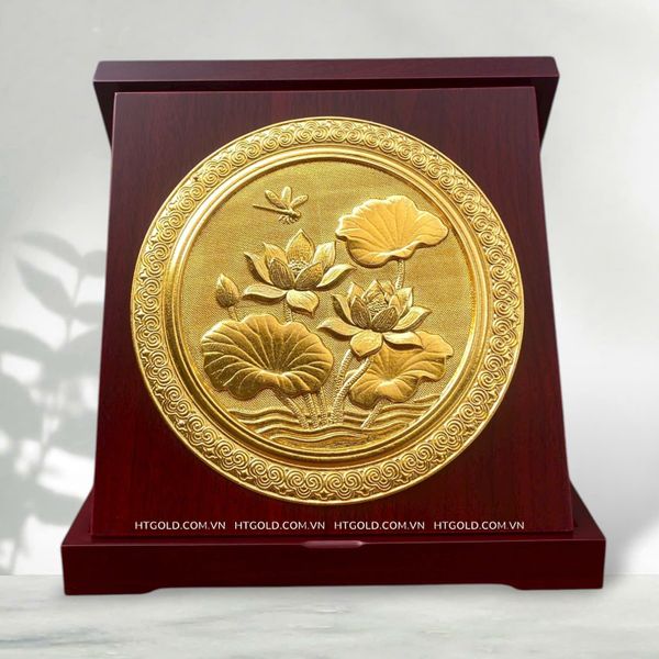 QUÀ TẶNG TRANH ĐỒNG HOA SEN, DÁT VÀNG (Kích thước 23cm)
