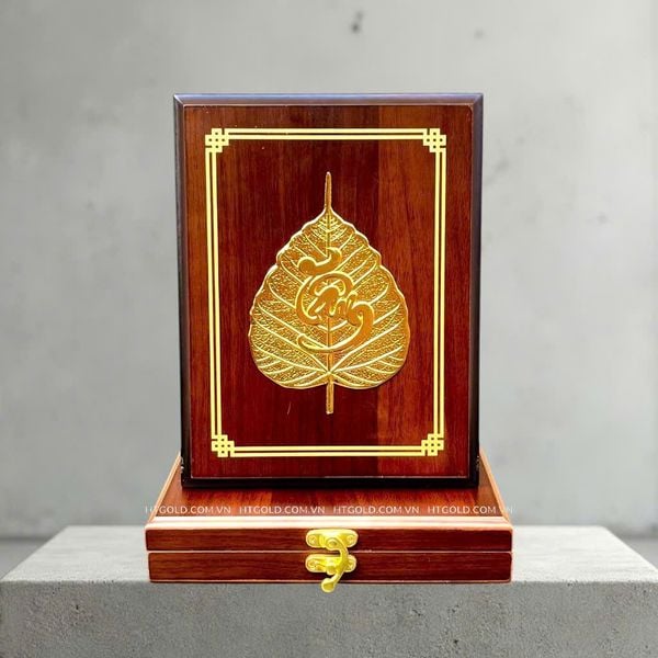 LÁ BỒ ĐỀ CHỮ TÂM, DÁT VÀNG (17 x 22cm)..