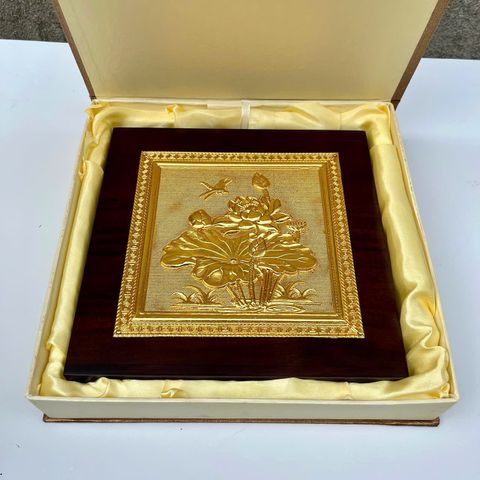 TRANH BIỂU TRƯNG HOA SEN BẰNG ĐỒNG DÁT VÀNG (20cm * 20cm)