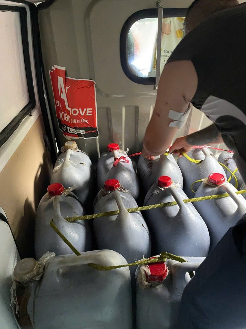  DẦU HẮC CHỐNG THẤM SÂN THƯỢNG VÀ LÀM ĐƯỜNG 