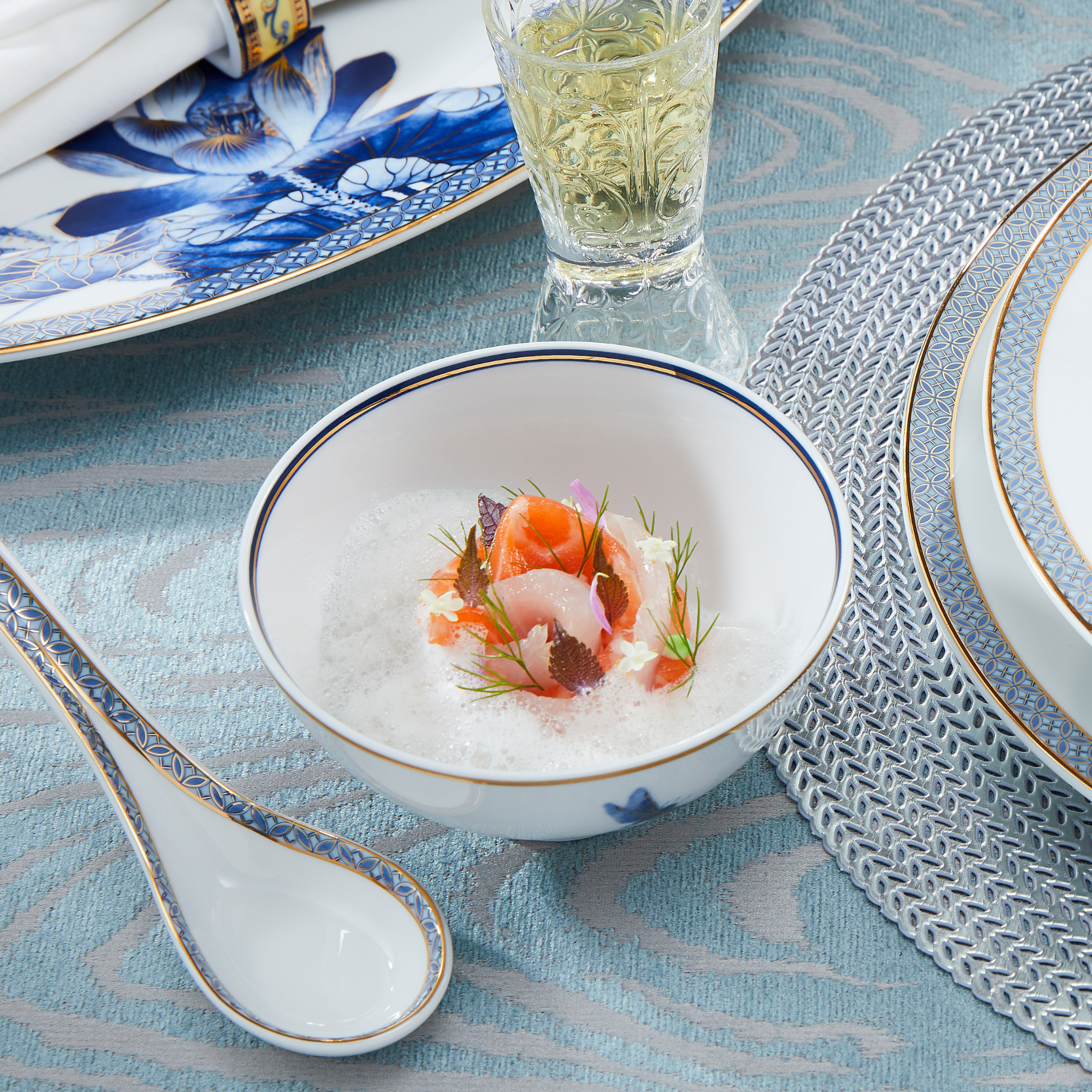 Bộ đồ ăn 30 sản phẩm - Hoàng Cung - Sen Vàng