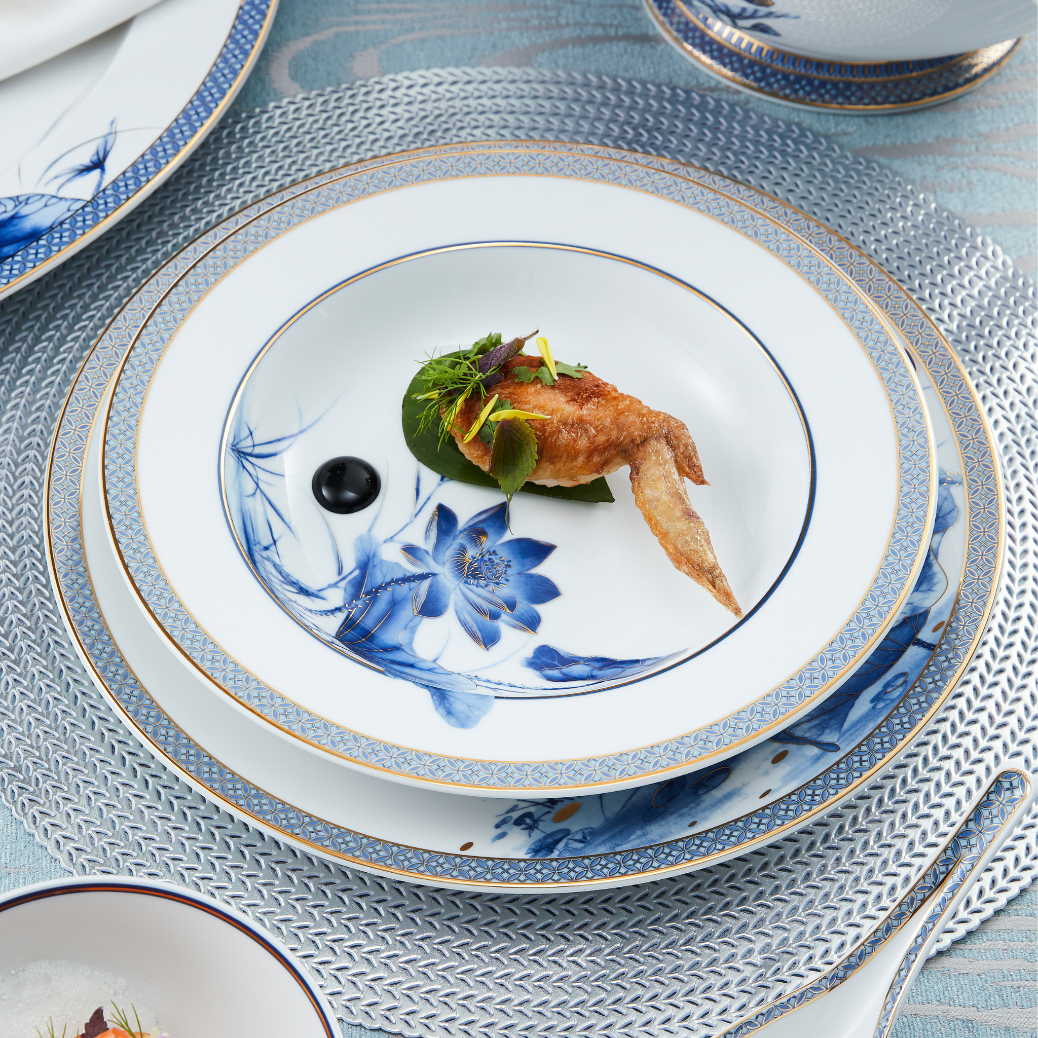 Bộ đồ ăn Âu-Á 44 sản phẩm - Hoàng Cung - Sen Vàng