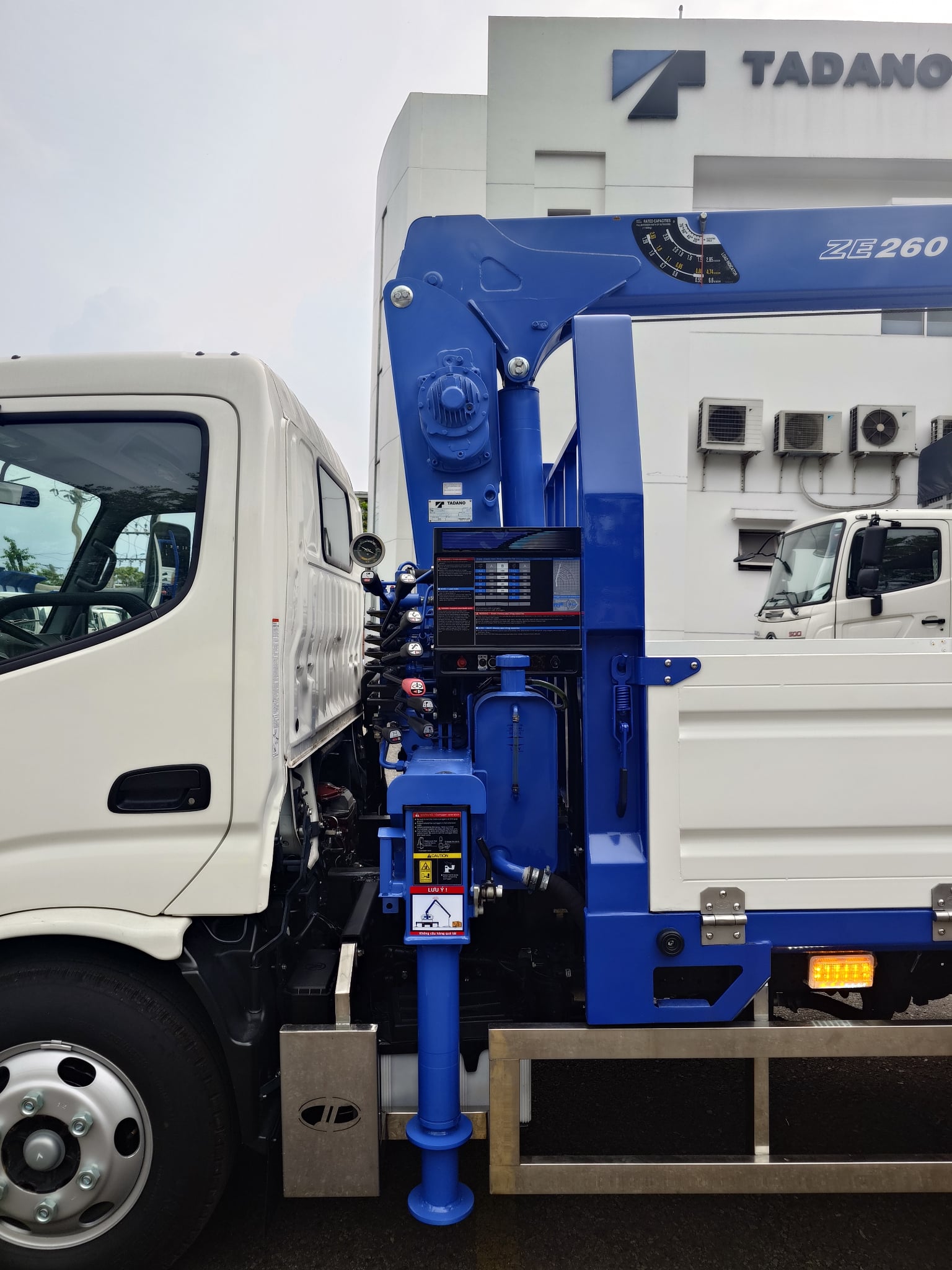 Xe tải cẩu Hino XZU650L Euro 5 2 tấn 5 - Cần cẩu Tadano TM-ZE263MH