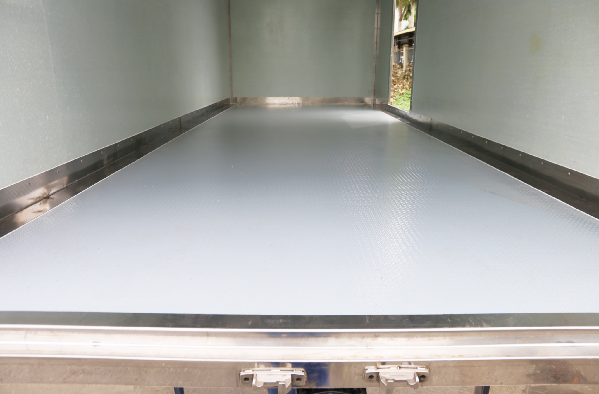 HINO XZU 730 EURO 5 - Xe thùng kín vách Honeycomb 5 tấn