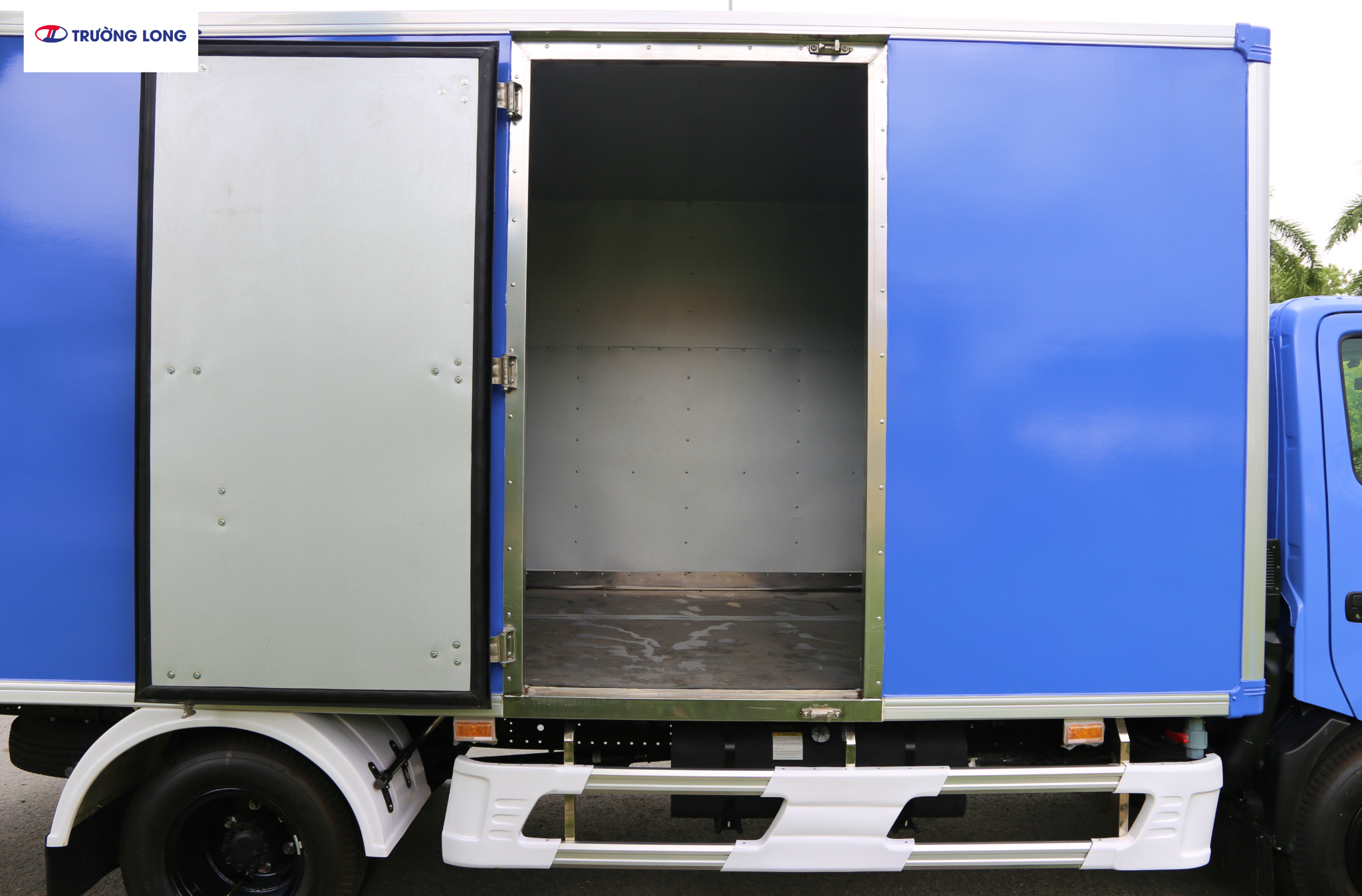 HINO XZU 720 EURO 5 - Xe thùng kín Compossite 3 tấn 5