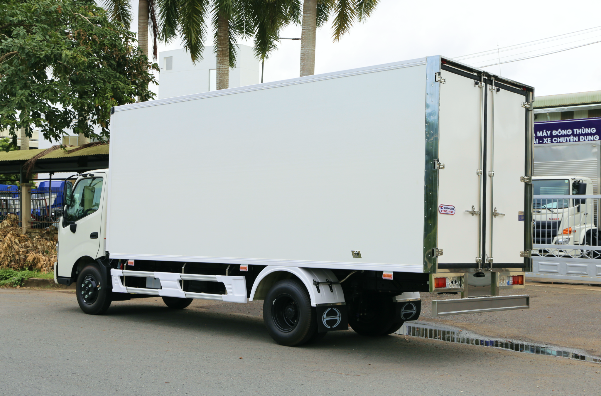 HINO XZU 730 EURO 5 - Xe thùng kín vách Honeycomb 5 tấn