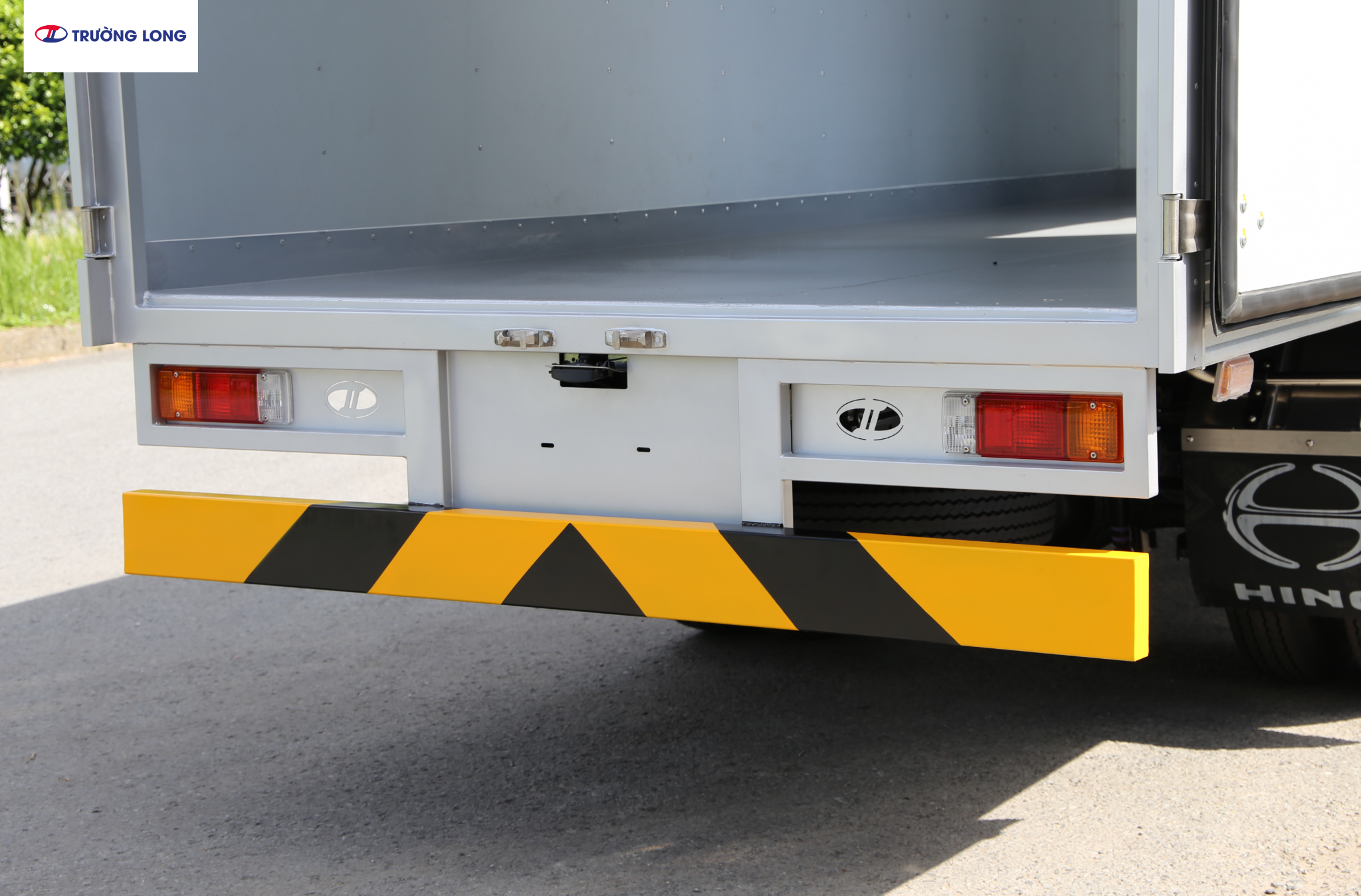 HINO XZU 720 EURO 5 - Xe thùng kín vận tải 3 tấn 5