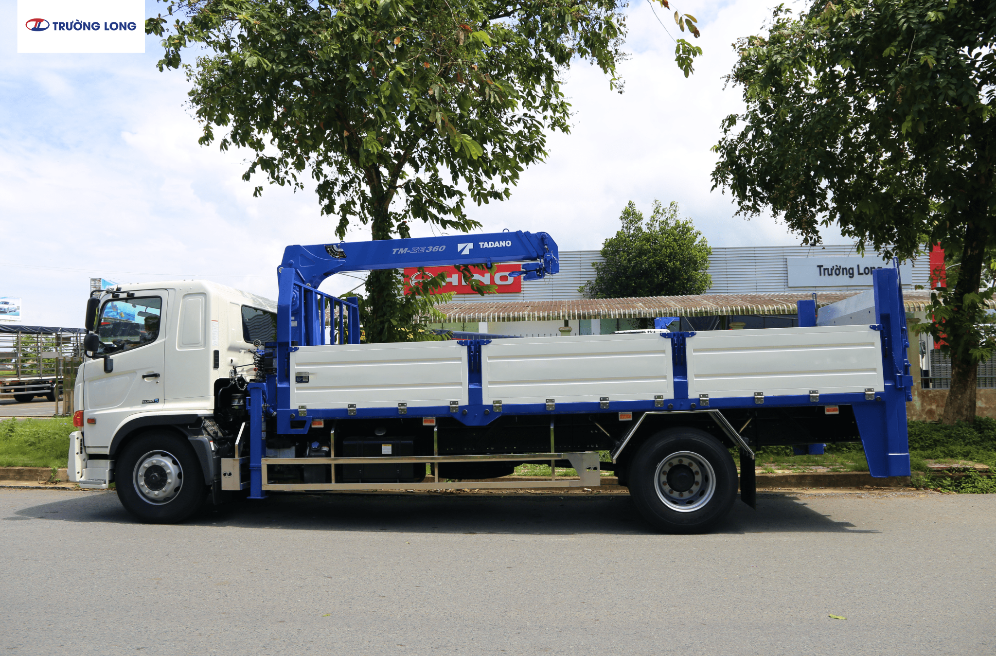HINO FG8JP8A-PGV E5 - Xe thùng lửng 7 tấn cẩu TM-ZE363MH và bàn nâng