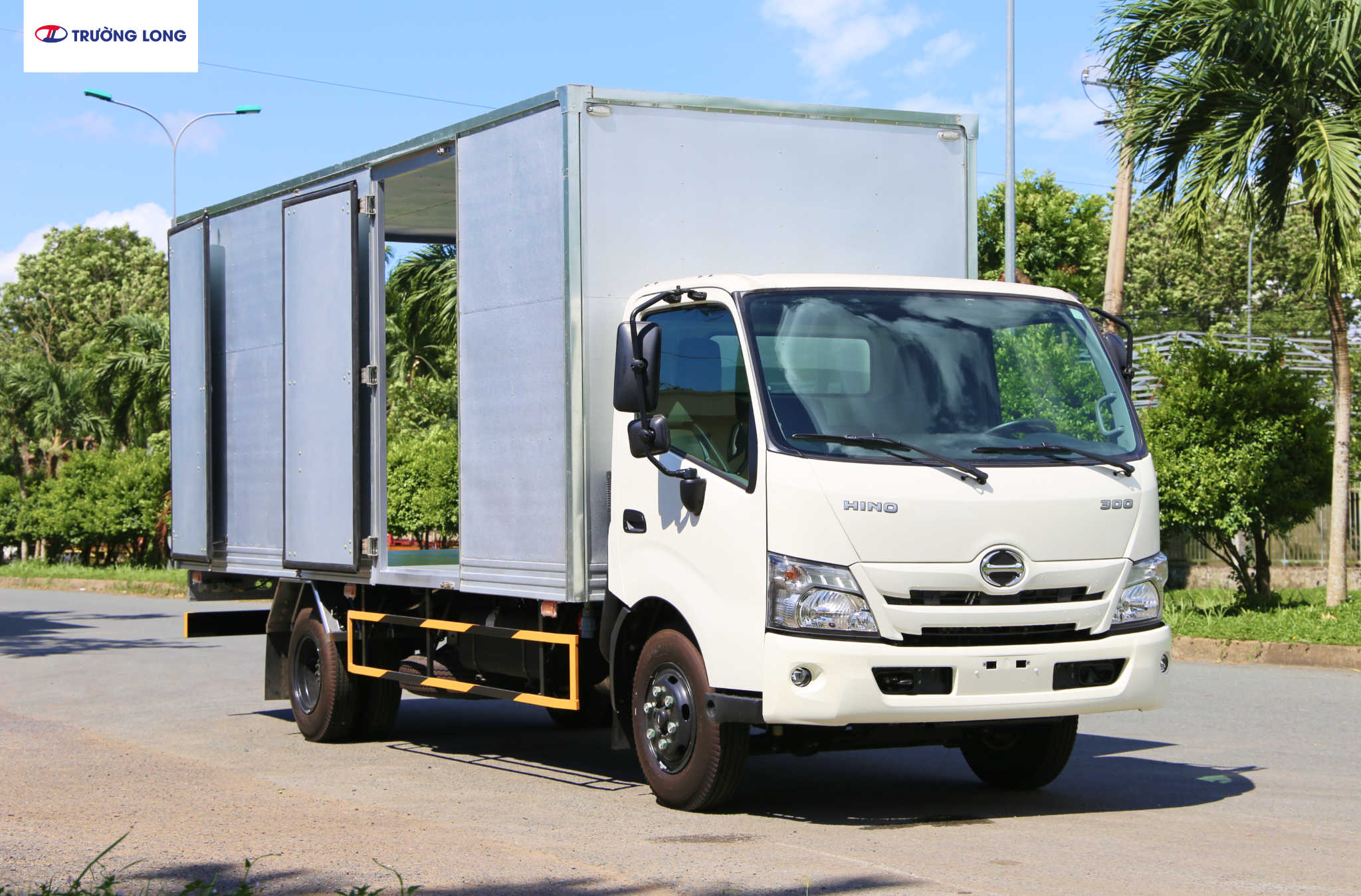 HINO XZU 730 EURO 5 - Xe thùng kín vận tải 4 tấn 6