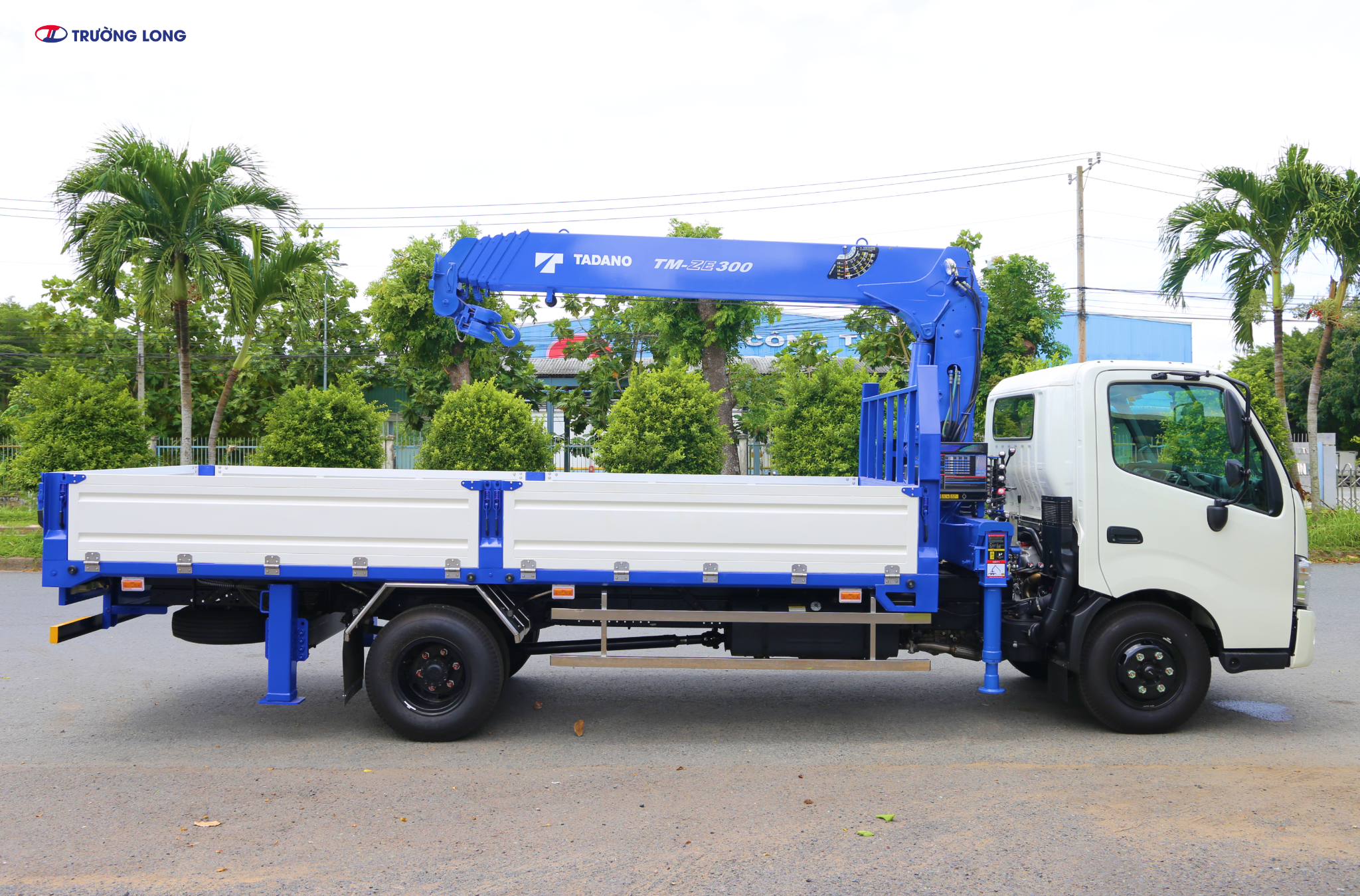 Xe tải cẩu Hino XZU730L Euro 5 3 tấn - Cần cẩu Tadano TM-ZE305MH