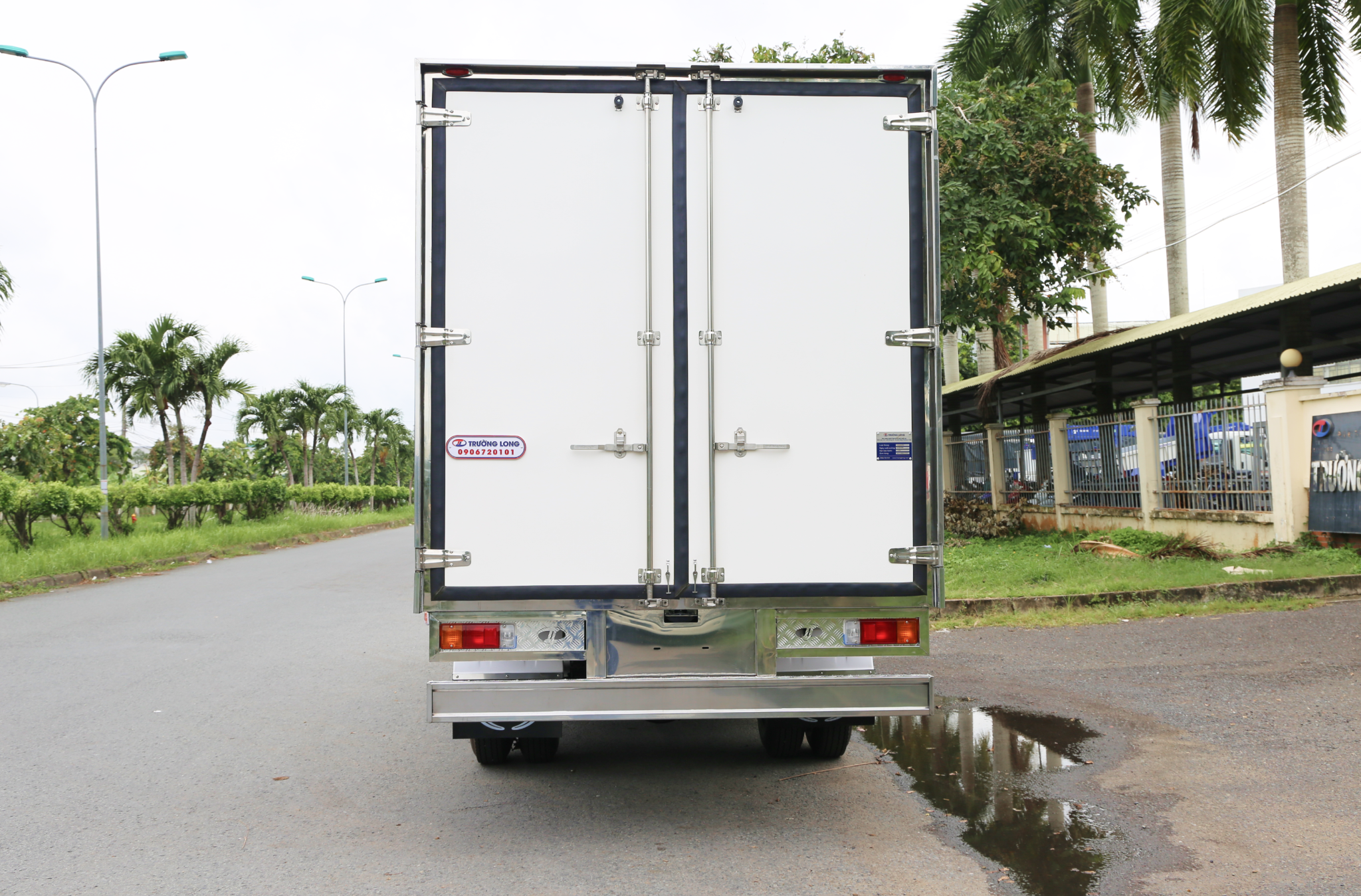 HINO XZU 730 EURO 5 - Xe thùng kín vách Honeycomb 5 tấn