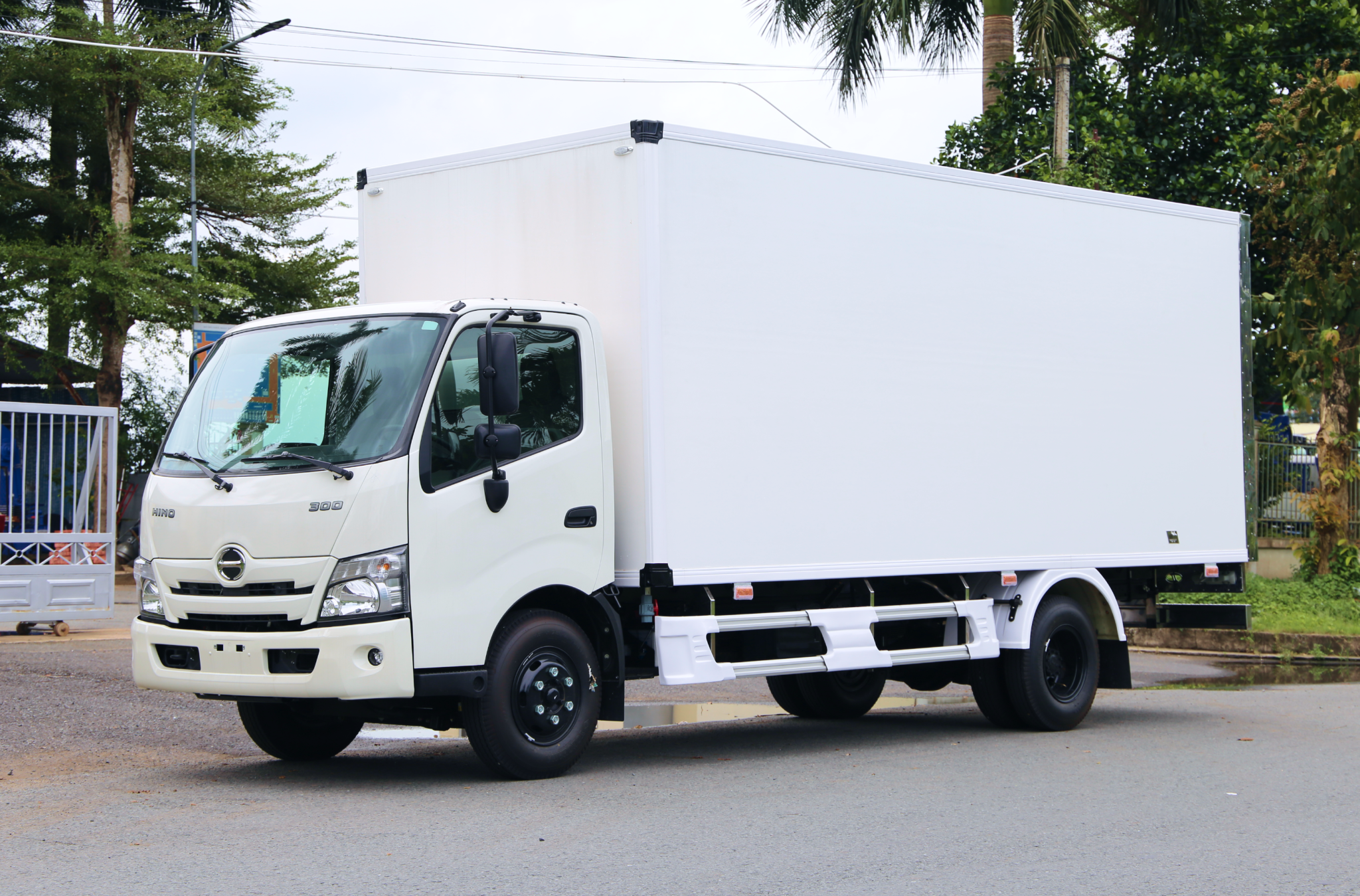 HINO XZU 730 EURO 5 - Xe thùng kín vách Honeycomb 5 tấn
