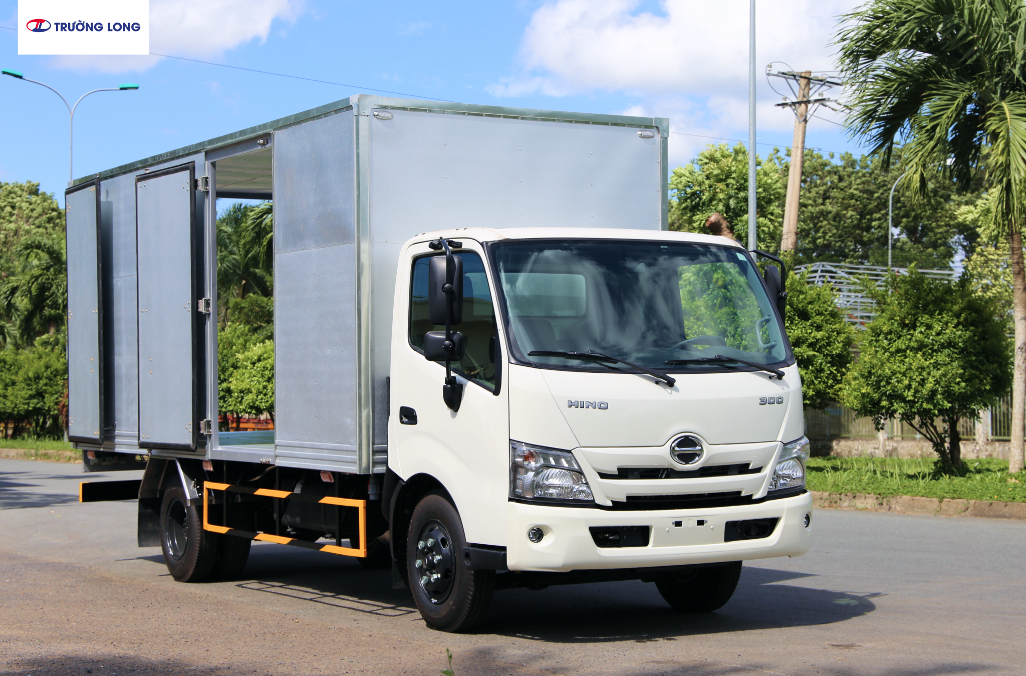 HINO XZU 720 EURO 5 - Xe thùng kín vận tải 3 tấn 5