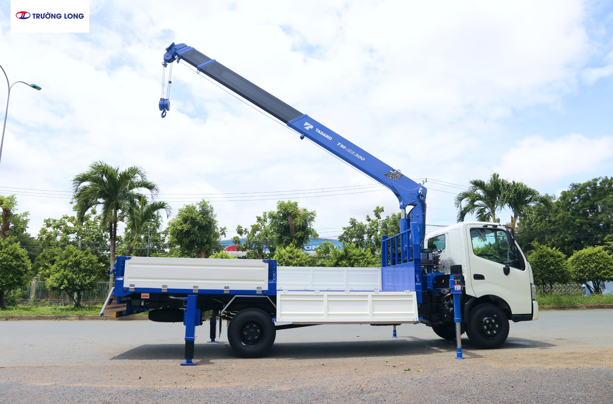 Xe tải cẩu Hino XZU730L Euro 5 3 tấn - Cần cẩu Tadano TM-ZE305MH