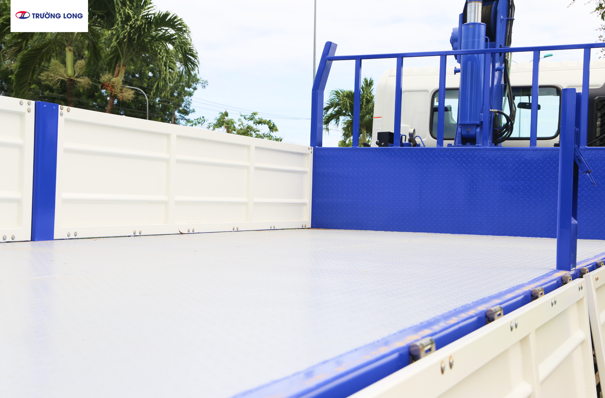 Xe tải cẩu HINO FG8JP8A-PGV E5 - Xe thùng lửng 7 tấn cẩu TM-ZE553MH