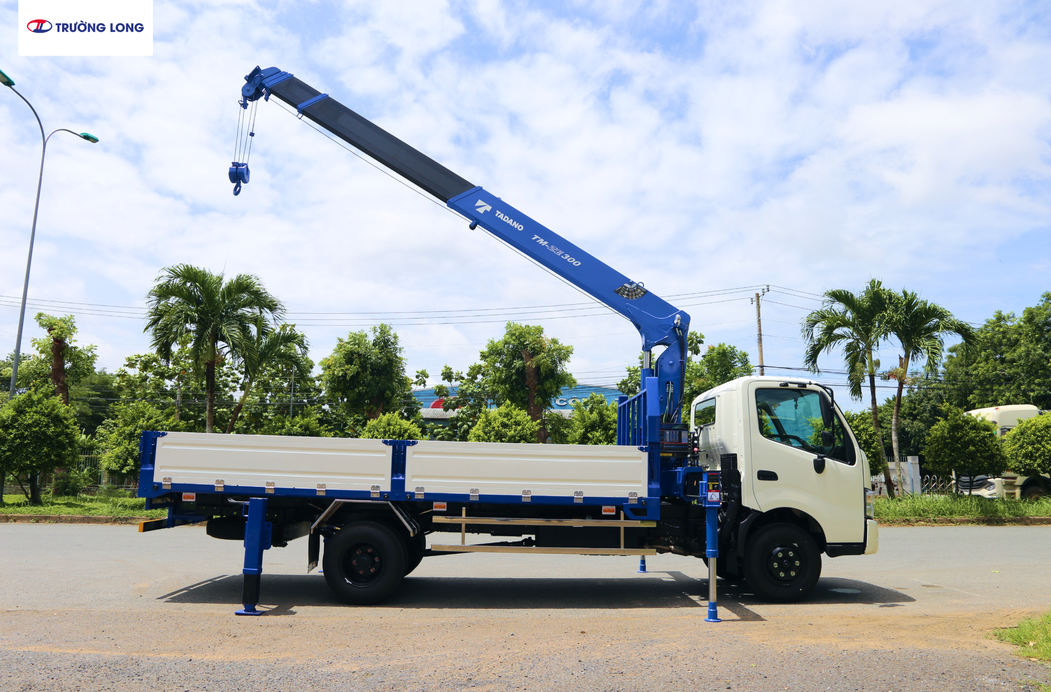 Xe tải cẩu Hino XZU730L Euro 5 3 tấn - Cần cẩu Tadano TM-ZE305MH