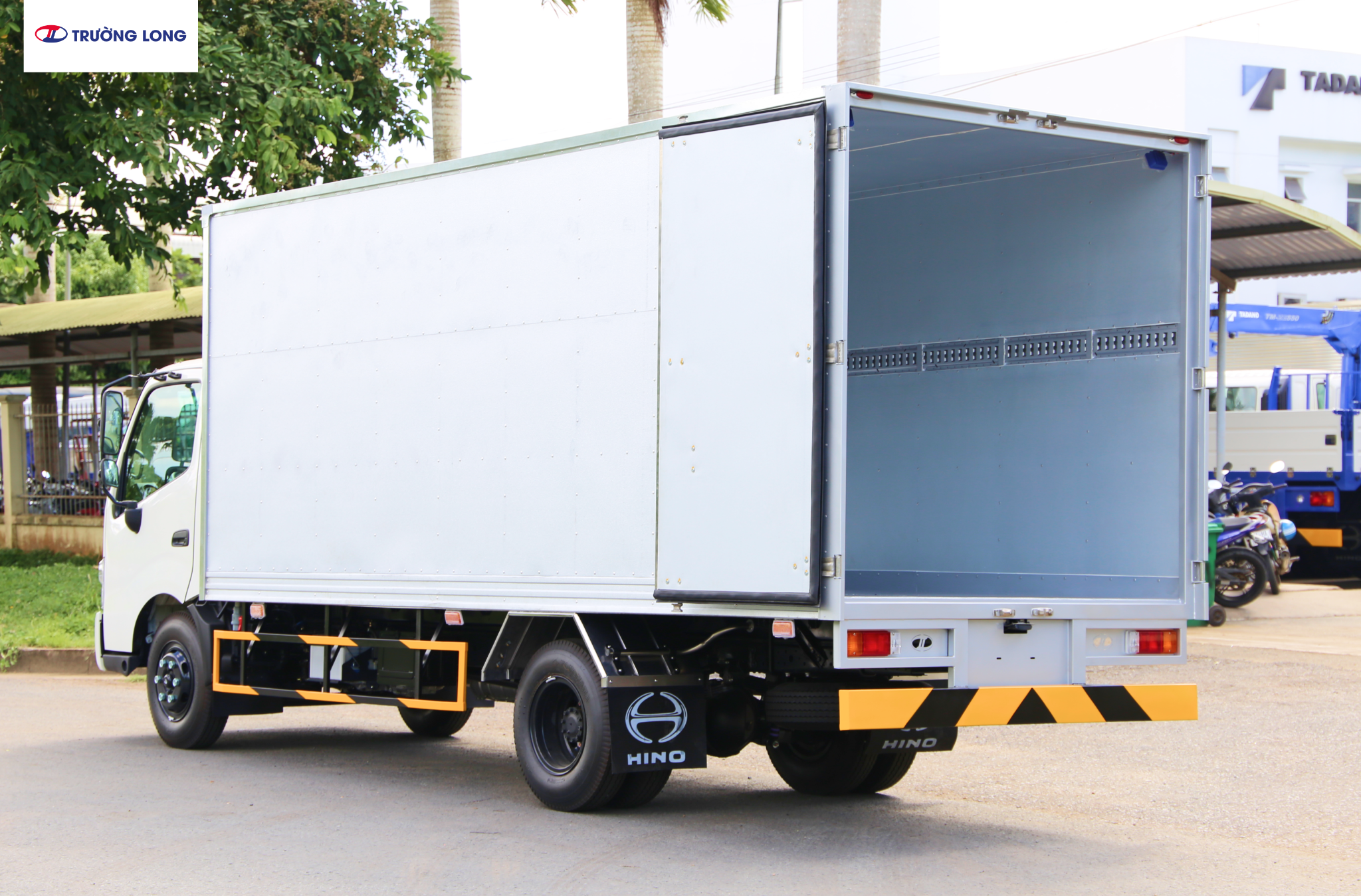 HINO XZU 720 EURO 5 - Xe thùng kín vận tải 3 tấn 5