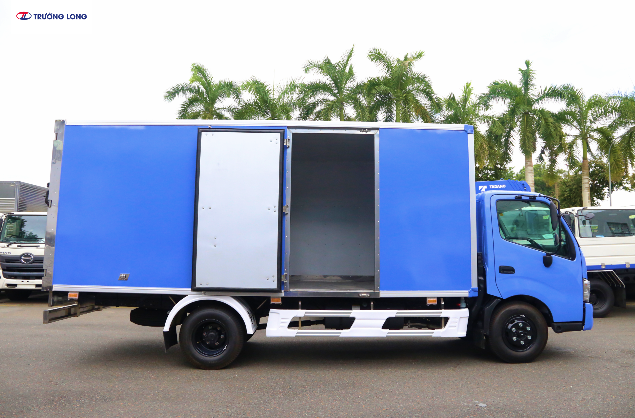 HINO XZU 720 EURO 5 - Xe thùng kín Compossite 3 tấn 5